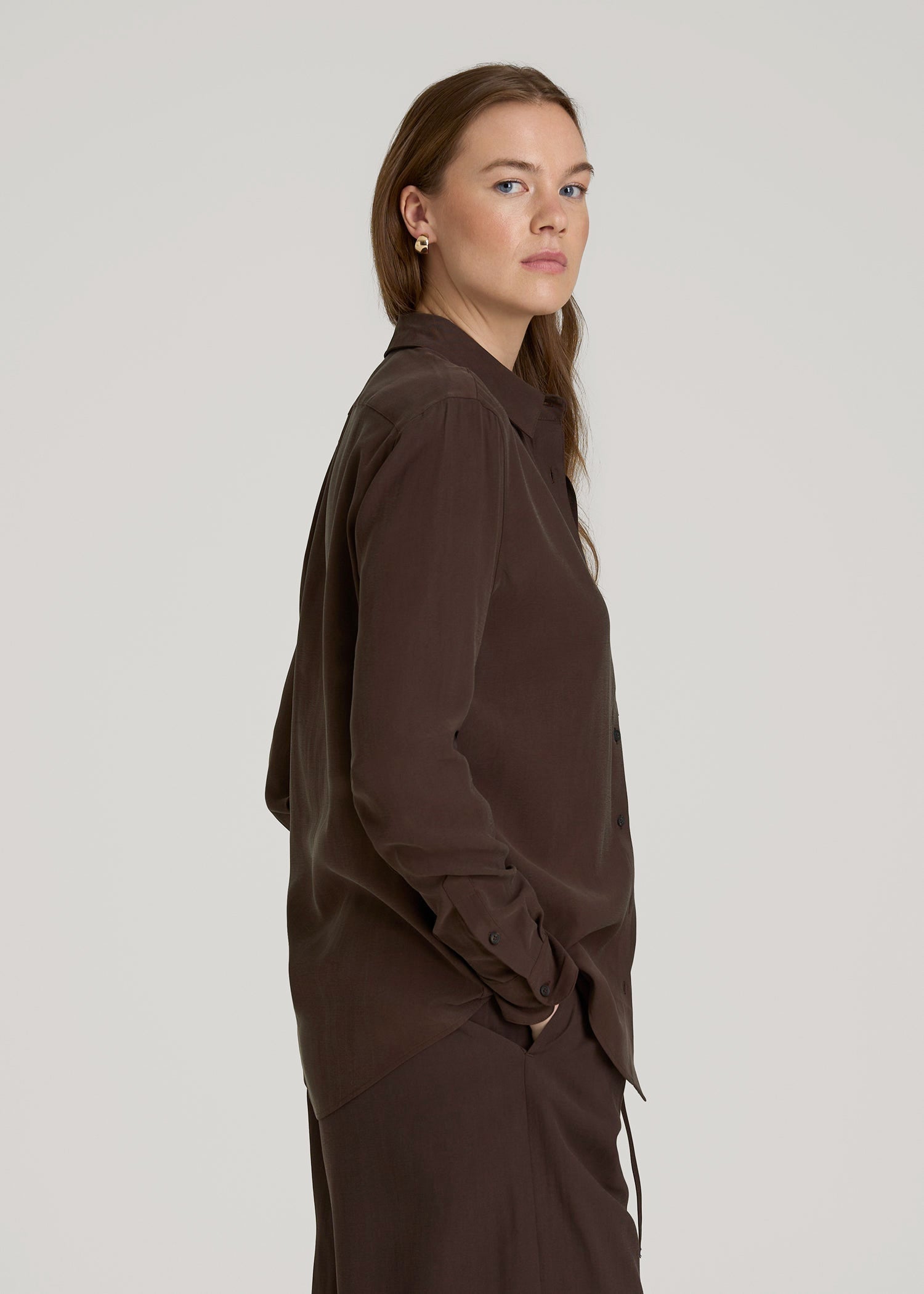 Relaxed Button-Up Single-Pocket Blouse for Tall Women in Espresso