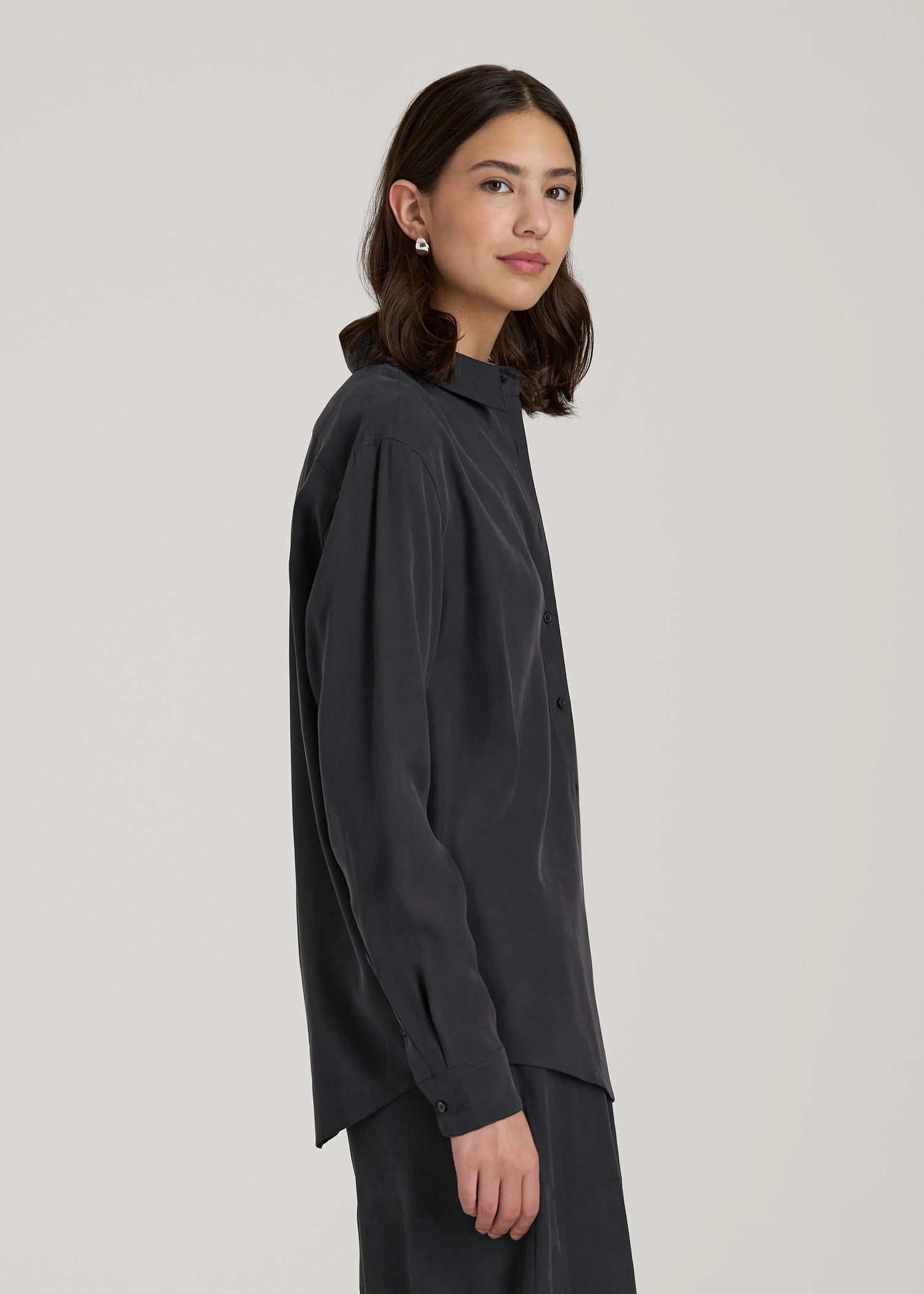 Relaxed Button-Up Single-Pocket Blouse for Tall Women in Vintage Black